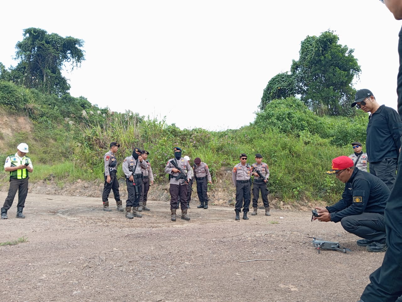 PAKAI DRONE: Dit Pamobvit Polda Kalsel memantau aktivitas tambang ilegal menggunakan drone.