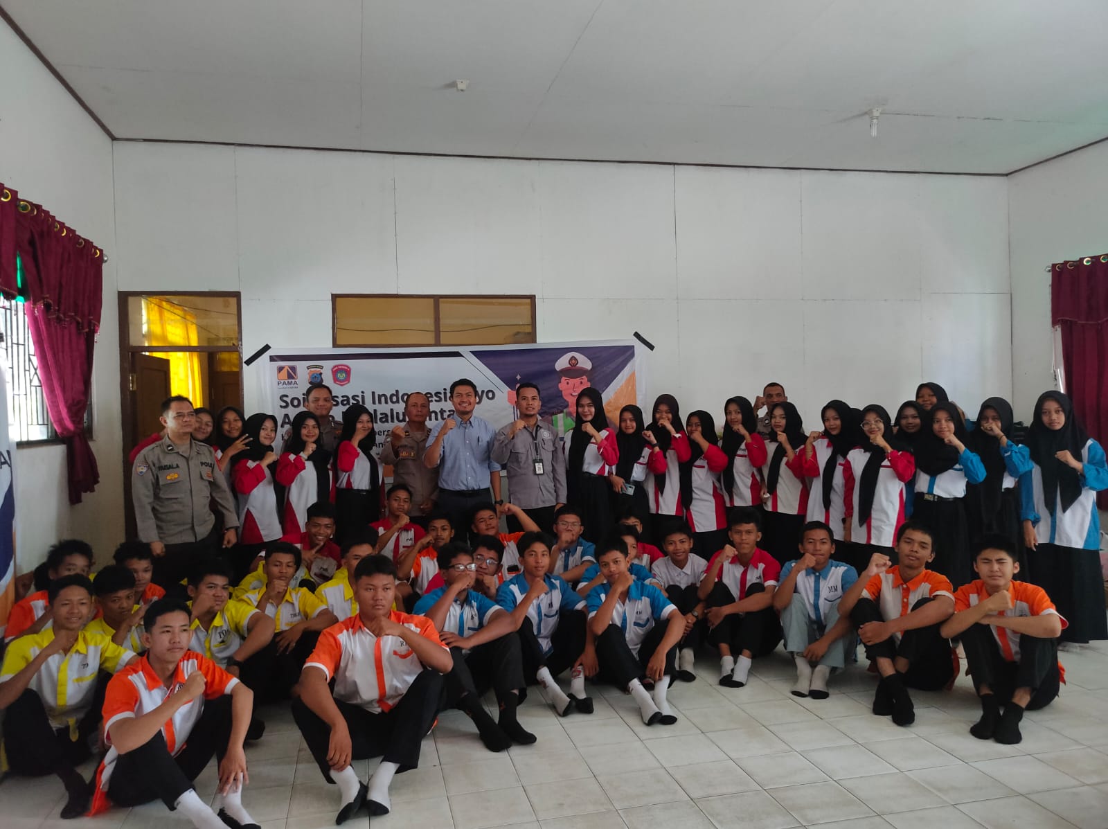 MOMEN: Perwakilan PAMA BBSO bersama Polres Banjarbaru, Guru dan Pelajar SMKN 4 Banjarbaru