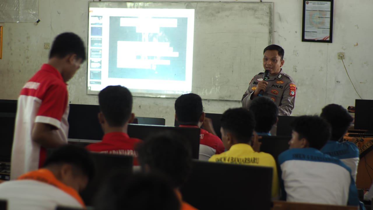 SOSIALISASI: Satbinmas Polres Banjarbaru saat memberikan sosialisasi lalu lintas dan narkoba kepada pelajar SMKN 4 Banjarbaru