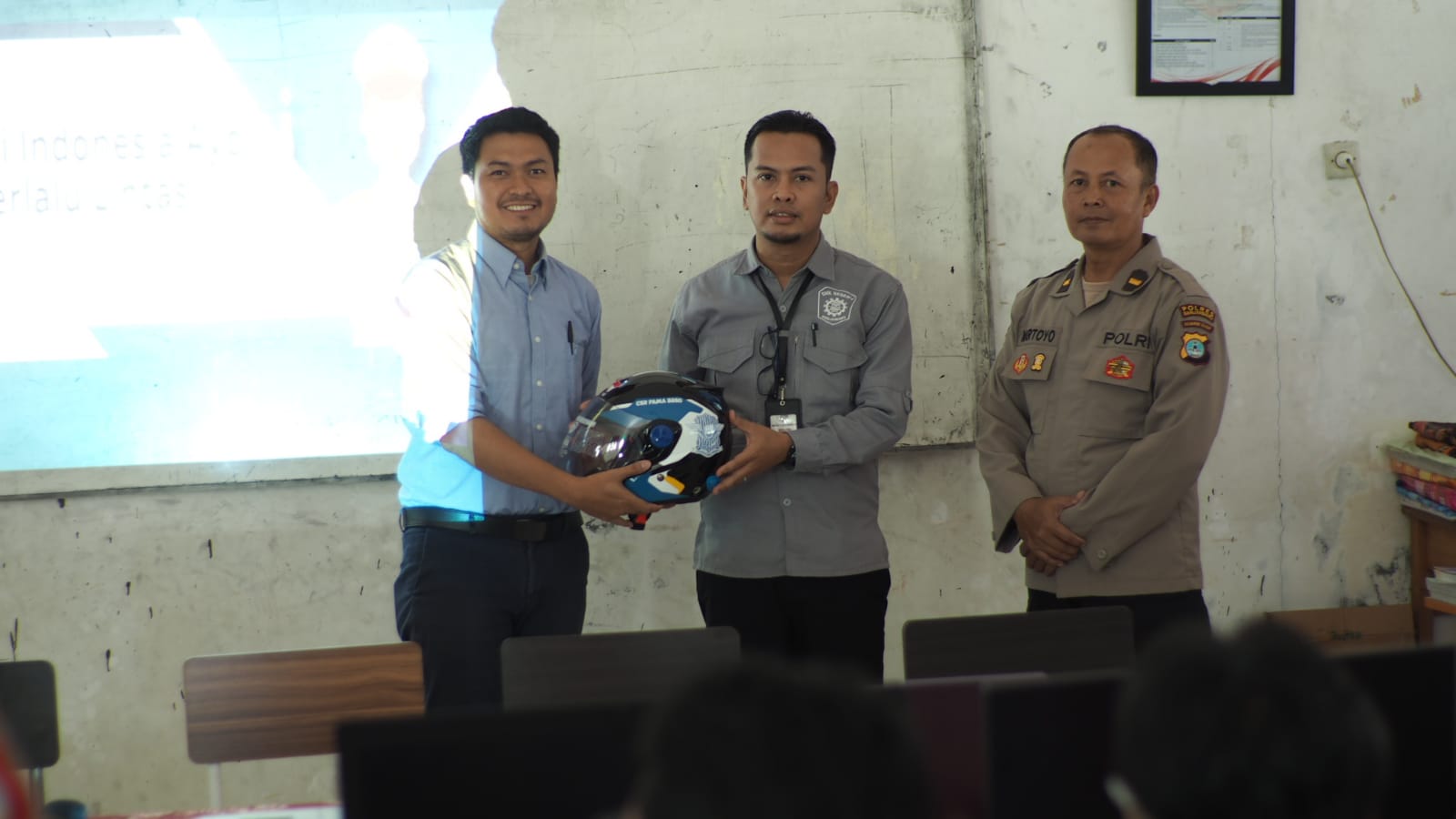 SOUVENIR: Perwakilan PAMA BBSO menyerahkan Souvenir kepada perwakilan SMKN 4 Banjarbaru