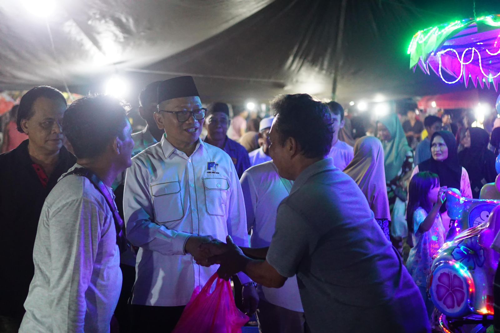KUNJUNGI PASAR: Calon Bupati Tabalong, H. Fani disambut para pedagang dan pengunjung pasar Malam Juin di Desa Nawin, Haruai, Kabupaten Tabalon.
