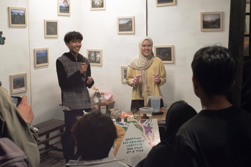 VIRUS KESADARAN: Komunitas Garis Karsa memberikan pelatihan kepada anak muda yang datang di event Silabus Meratus II, Sabtu (12/11) malam.