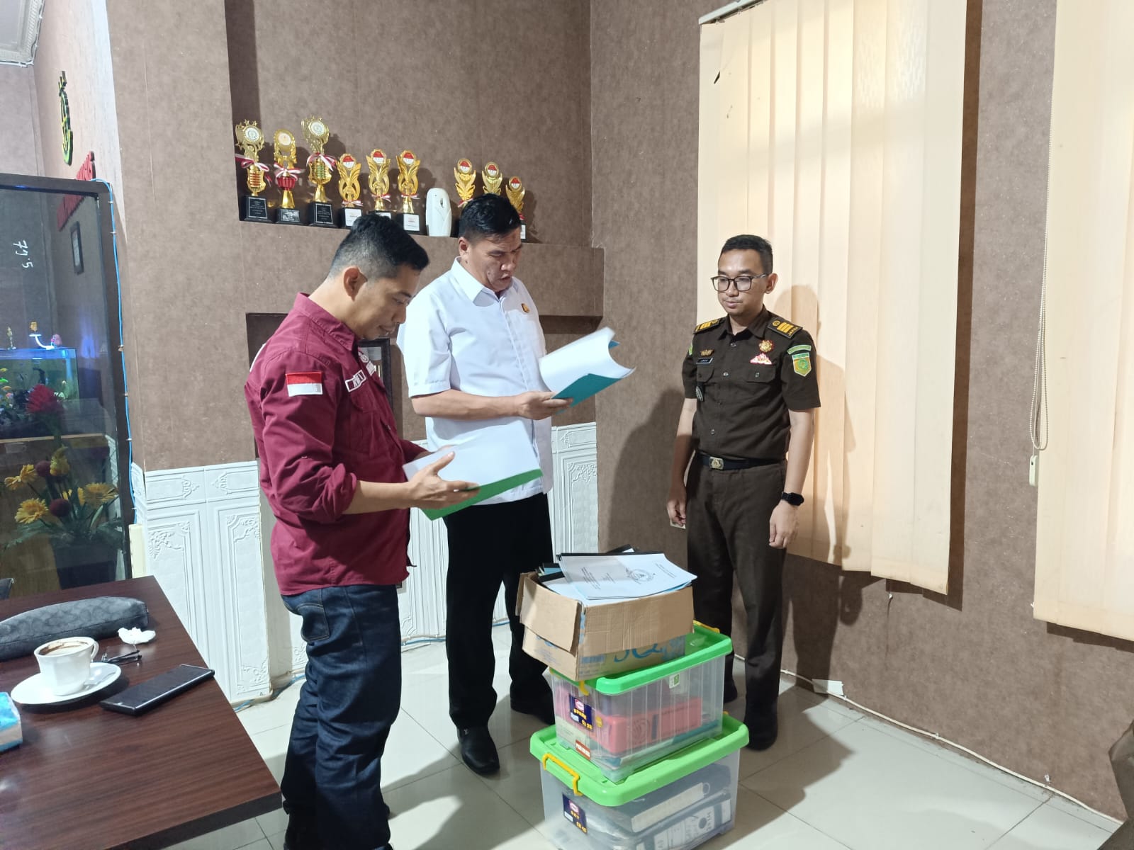PERIKSA:Kepala Kejari HSS, Rustandi Gustawirya bersama penyidik menunjukkan berkas yang disita hasil penggeledahan UPK Simpur, Rabu (16/10/2024).(Foto:Salahudin/Radar Banjarmasin)