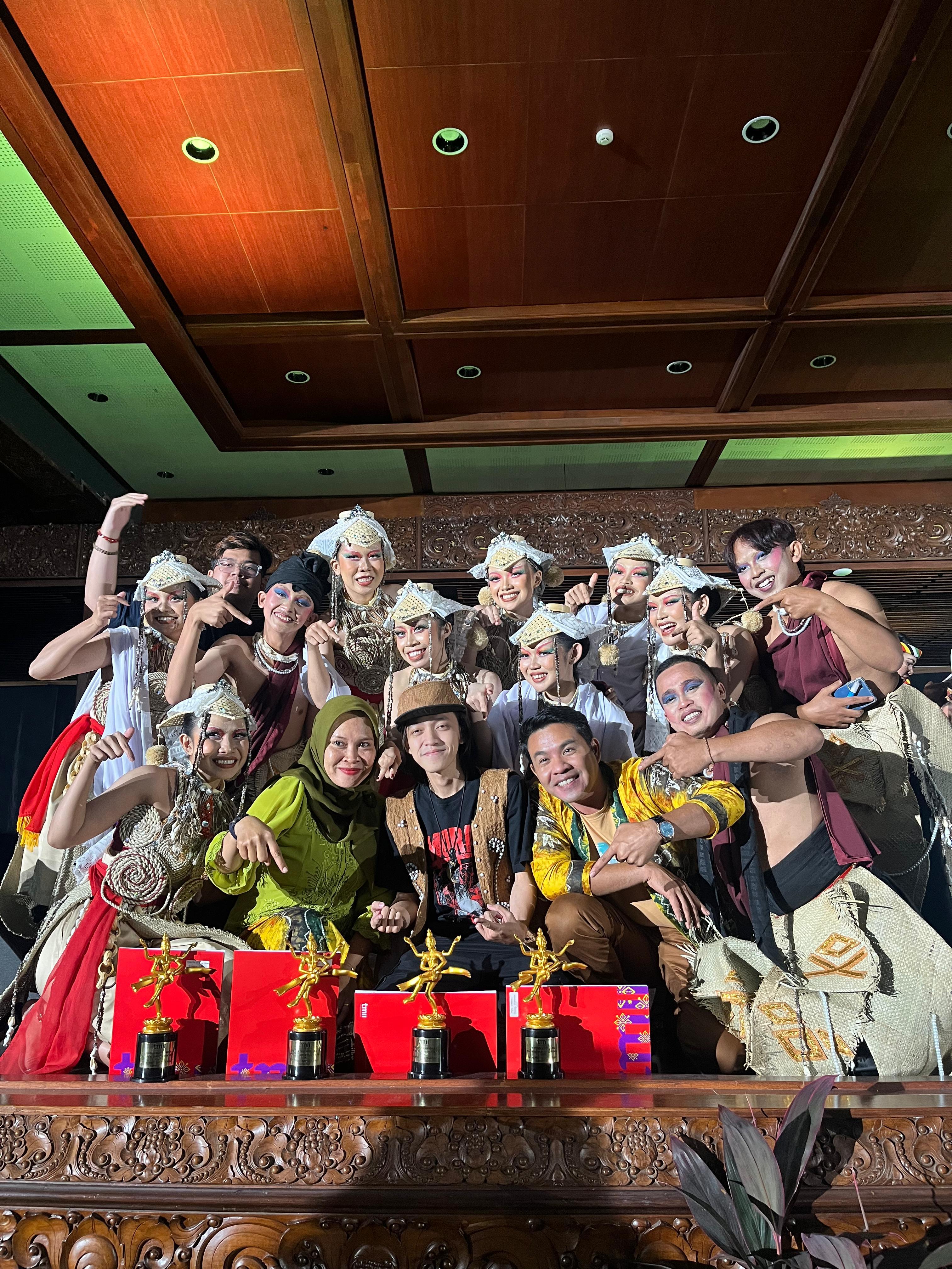 JUARA:Seniman Kalsel memborong empat piala dan penghargaan di Taman Mini Indonesia Indah Jakarta.(Foto:Palui Banaran untuk Radar Banjarmasin)