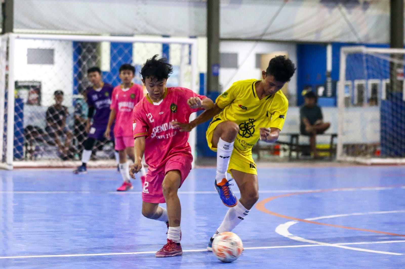 PERSIAPAN:Suasana pertandingan futsal antar pelajar di Borneo Indoor Futsal Banjarmasin, beberapa waktu lalu.(Foto:M Idris Jian Sidik/Radar Banjarmasin)