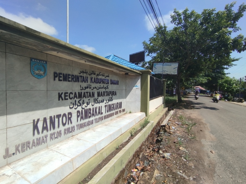 JALAN KERAMAT: Papan nama Kantor Desa Tungkaran yang berada di Jalan Keramat.