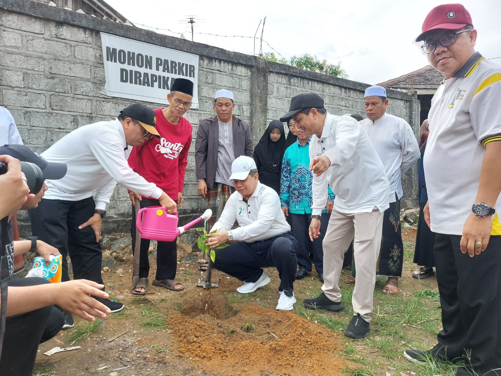 PEDULI : Kakanwil Kemenag Kalsel Dr H Muhammad Tambrin didampingi Kepala Kemenag Tala H M Khairuddin menanam pohon di lingkungan Ponpes Darussalim Bati-Bati, Jumat (18/10/2024). |Foto : Norsalim Yahya