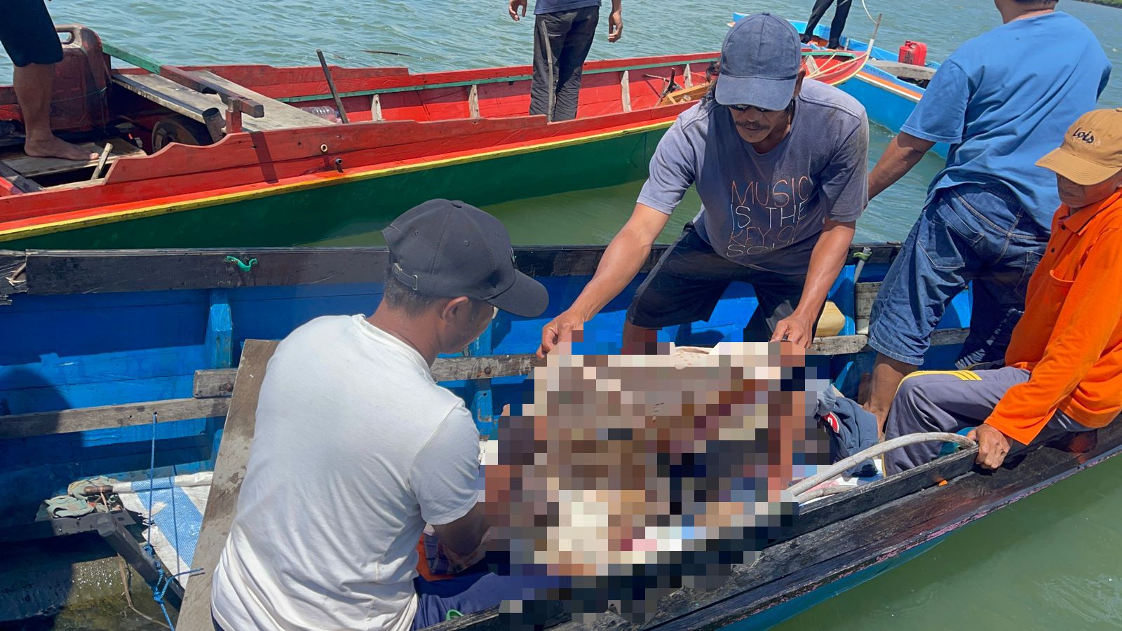 DIEVAKUASI: Nelayan yang meninggal mengapung di selat laut Desa Sembilang Kecamatan Kelumpang Tengah.