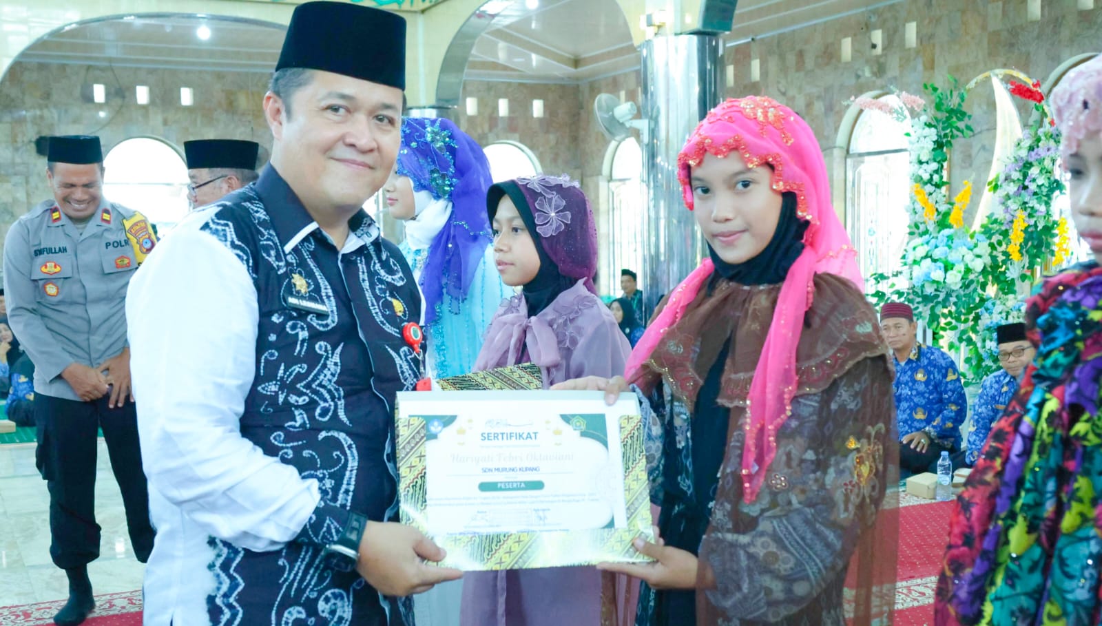SENANG: Siswi sekolah dasar mendapat sertifikat khatam Al-Qur