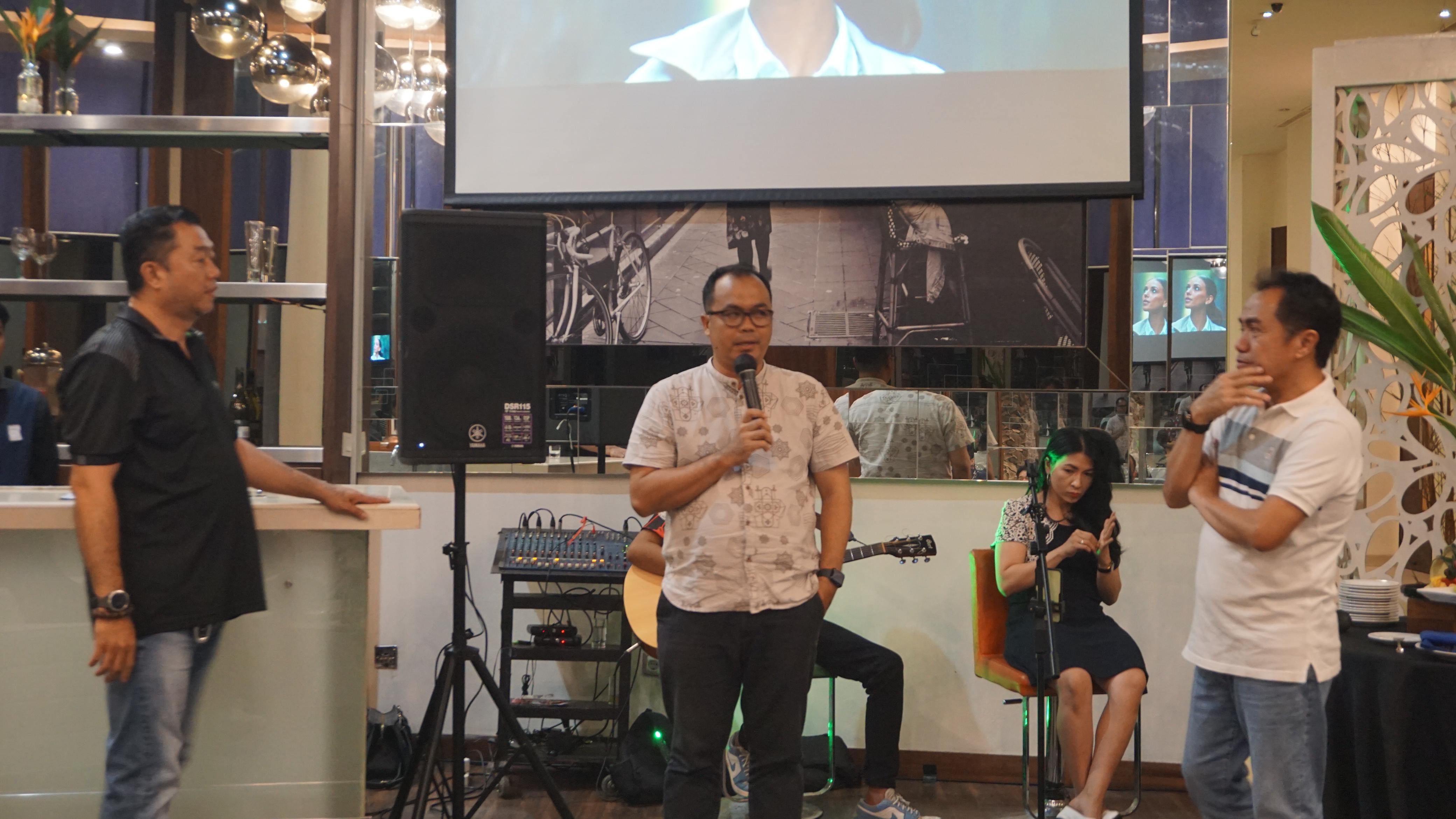 NEXT HOST &ndash; Dari hasil pengundian, Favehotel Banjarmasin terpilih sebagai tuan rumah silaturahmi November 2024. GM Favehotel Banjarmasin, Beben Prabowo (Tengah) menyatakan kesediaannya.