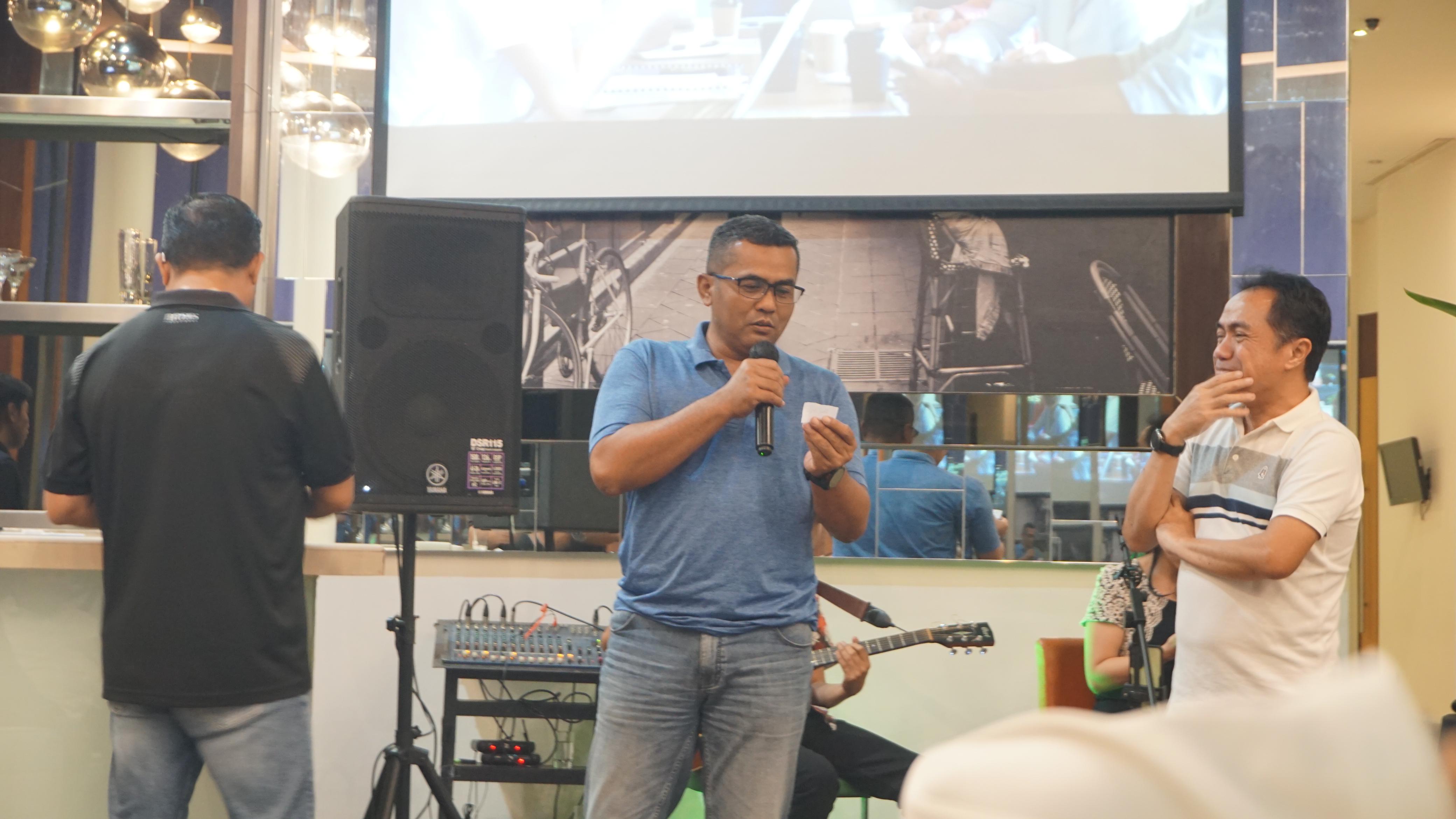 UNDI &ndash; Dandim 1007/Banjarmasin, Kol Inf Sigit Purwoko (Tengah) mencabut undian untuk tuan rumah kegiatan silaturahmi selanjutnya