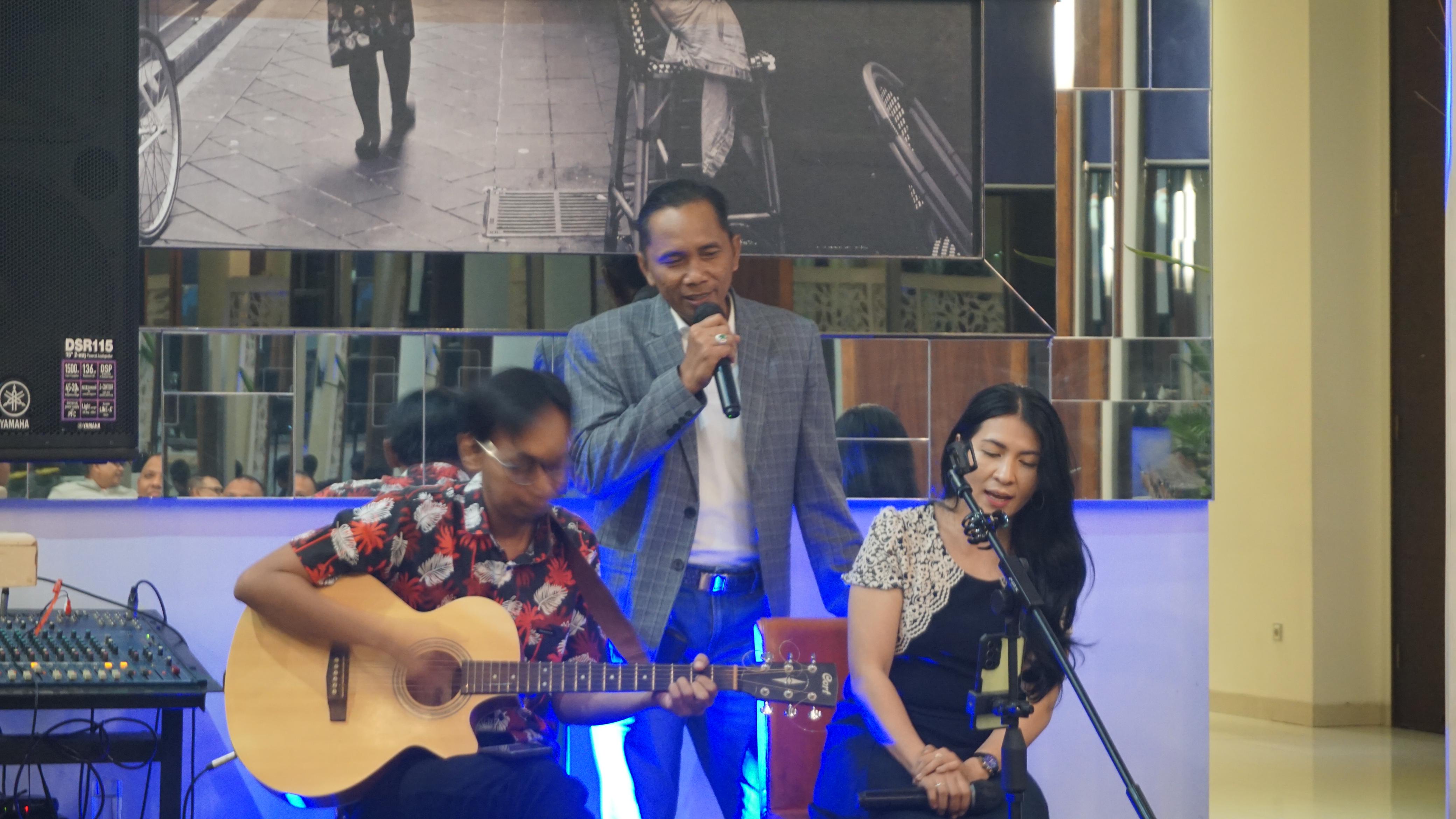 MENGHIBUR &ndash; GM API Bandara Syamsudin Noor, Dony Subardono turut menyumbangkan suara menghibur members GMC+.