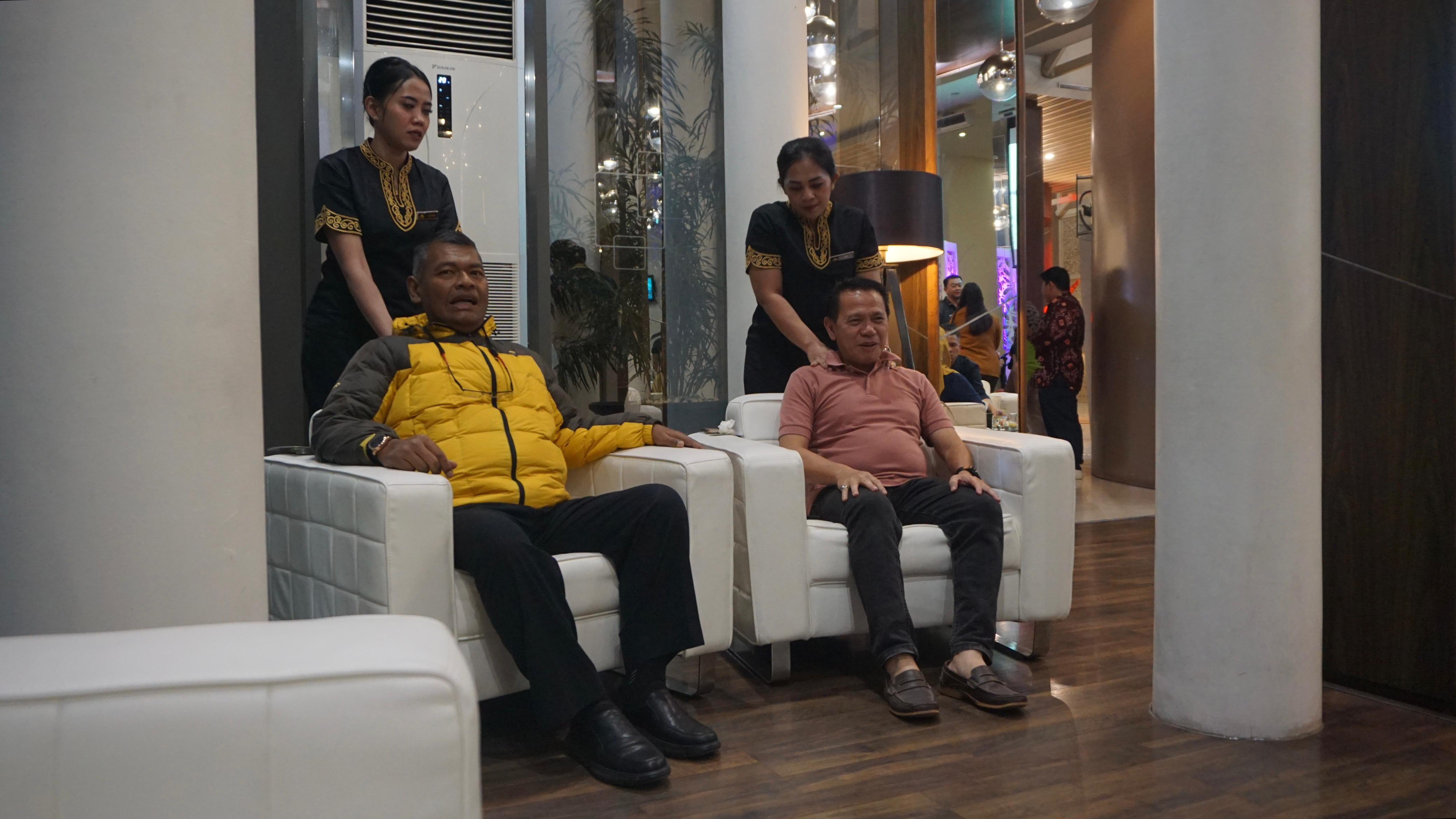 RELAKSASI &ndash; GM Swiss belhotel Banjarmasin, Tjatur Ariefianto (kiri) dan GM Hotel Pyramid Suites, N Fahmi turut menikmati pijatan terapis yang sengaja disiapkan tuan rumah
