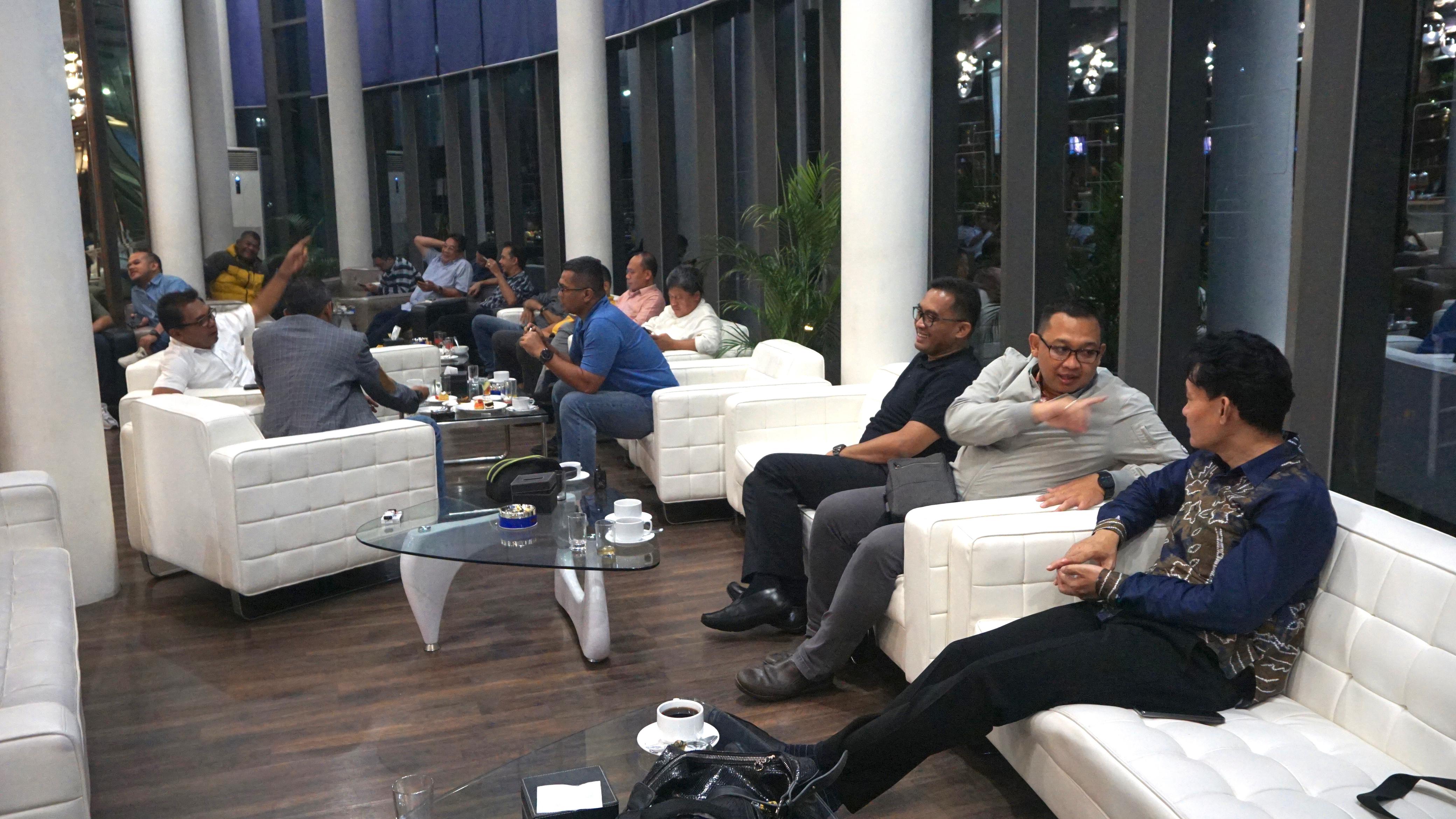 SANTAI &ndash; Baik acara maupun setting tempat dibuat hangat dan sesantai mungkin serta nyaman buat ngobrol