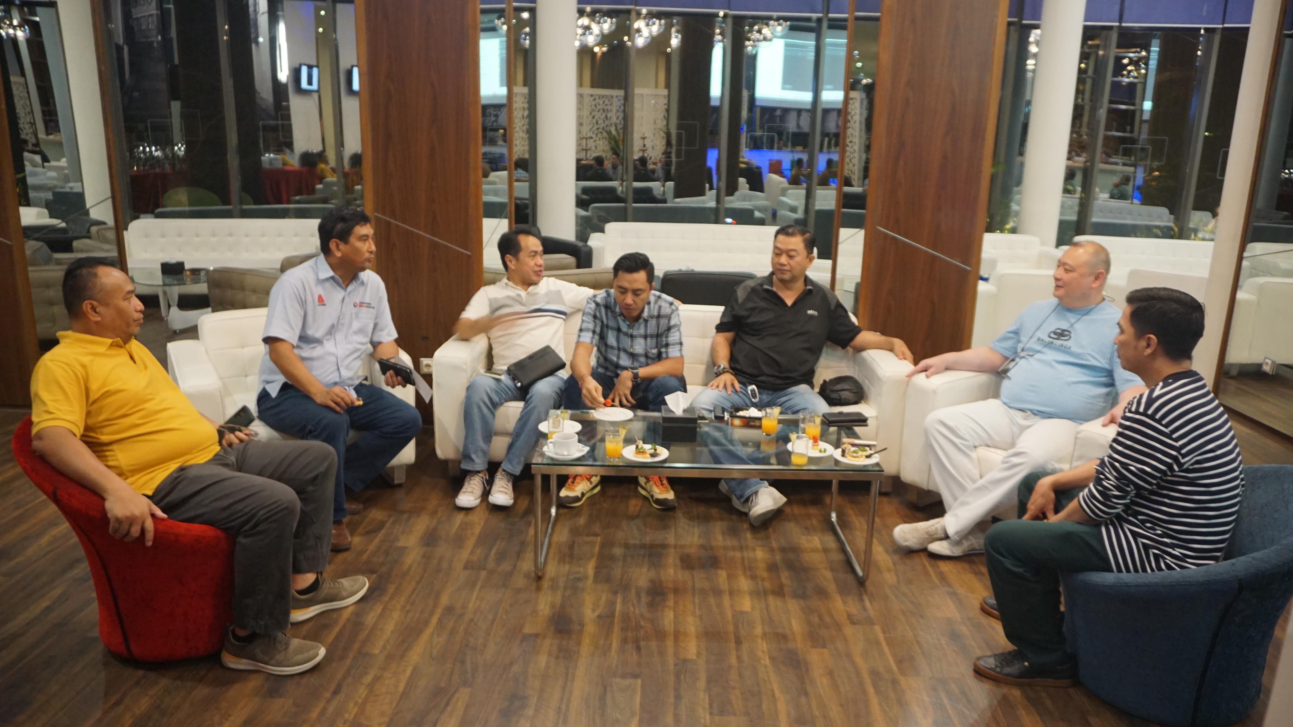 NGOBROL - Kopi dan cemilan setelah makan malam menemani para member ngobrol