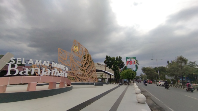 MENDUNG: Gumpalan awan mendung menutupi langit Kota Banjarbaru, Jumat (18/10). BMKG peringatkan cuaca ekstrem di kota ini.