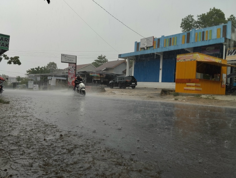 TERJANG HUJAN: Pengendara motor nekat menerjang hujan deras yang mengguyur wilayah Kota Banjarbaru pada Rabu (16/10).