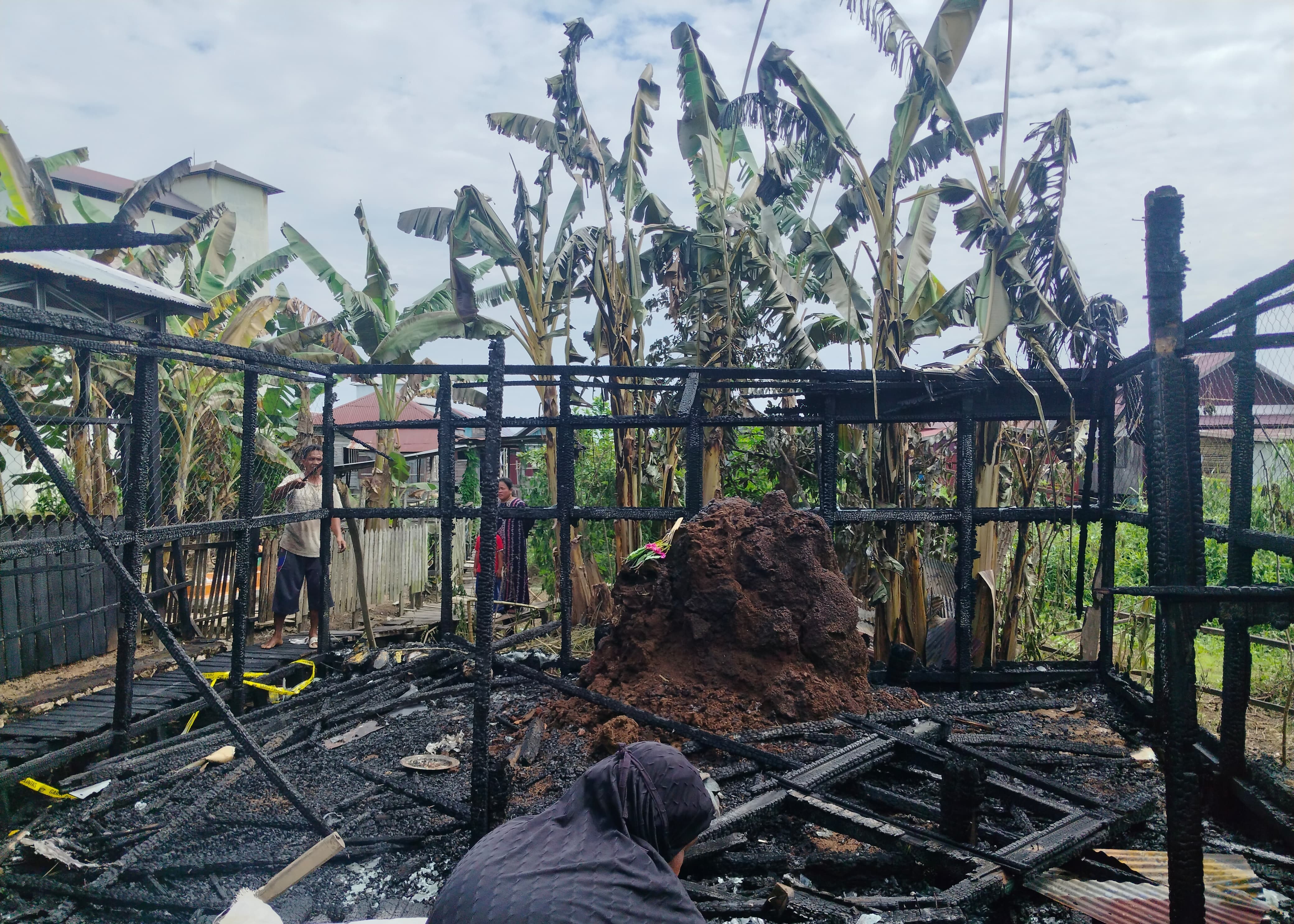 MUSIBAH: Kebakaran di Kubah Datu Sampit, Desa Pandamaan RT 01, Kecamatan Danau Panggang, menyisakan puing kayu yang sudah gosong menjadi arang. (Foto: M.Akbar/Radar Banjarmasin)