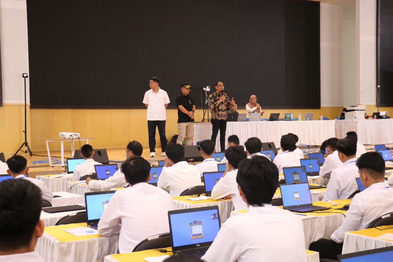 BERI ARAHAN:Kadivmin Kemenkumham Kalsel, Candrafriadi Ahmad memantau langsung tes SKD hari kedua di UIN Antasari Banjarmasin.