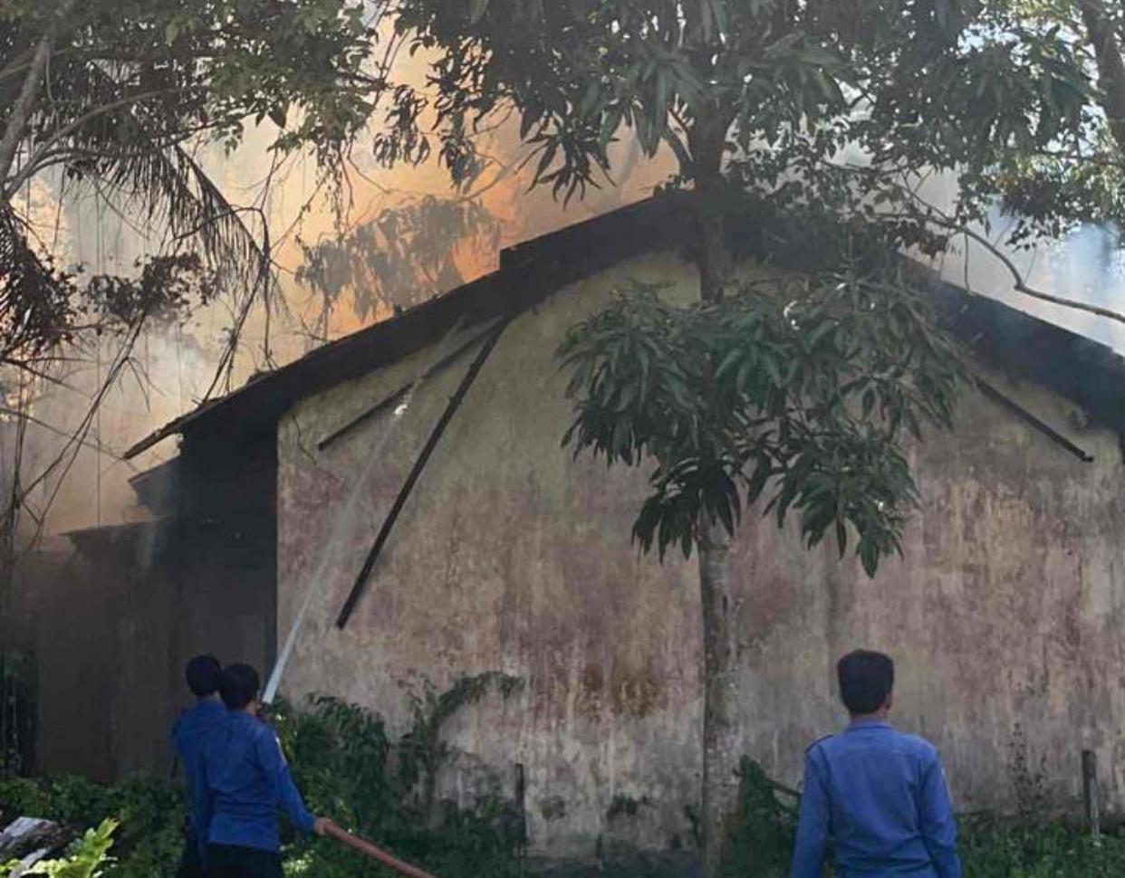 PEMADAMAN:Petugas pemadam kebakaran berusaha memadamkan api yang melalap rumah kosong di Jalan Sanglira, Kabupaten Tanah Bumbu (Tanbu), Senin (21/10/2024).(Foto:PKJR Tanbu untuk Radar Banjarmasin)