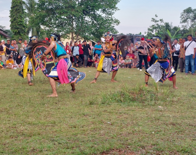 HIBUR : Salah satu grup kuda lumping yang tampil pada kegiatan festival kuda lumping di Batu Ampar, Minggu (20/10).