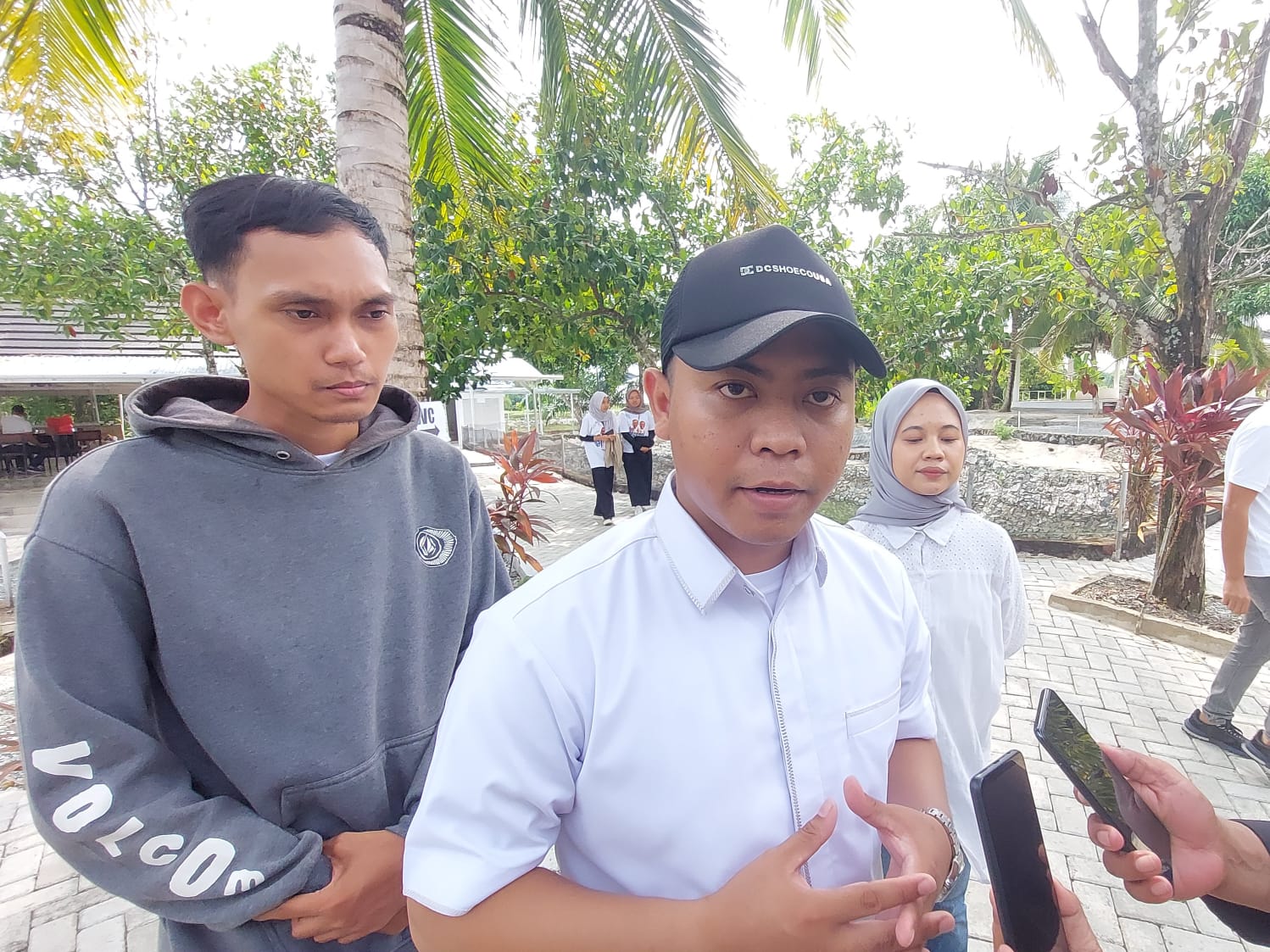 APRESIASI : Ketua HMI Tanah Laut Hartono (tengah) didampingi Ketua Kohati Tanah Laut Monica Nur Kholifa (kanan) memberikan keterangan pers. (Foto : Norsalim Yahya/Radar Banjarmasin)
