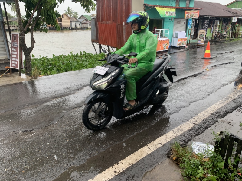 TRAFFIC CONE: Kerusakan Jalan Veteran di kilometer 5,5 RT 2 Sungai Lulut, Banjarmasin Timur. Pengendara harus berhati-hati ketika melintas di kawasan tersebut.