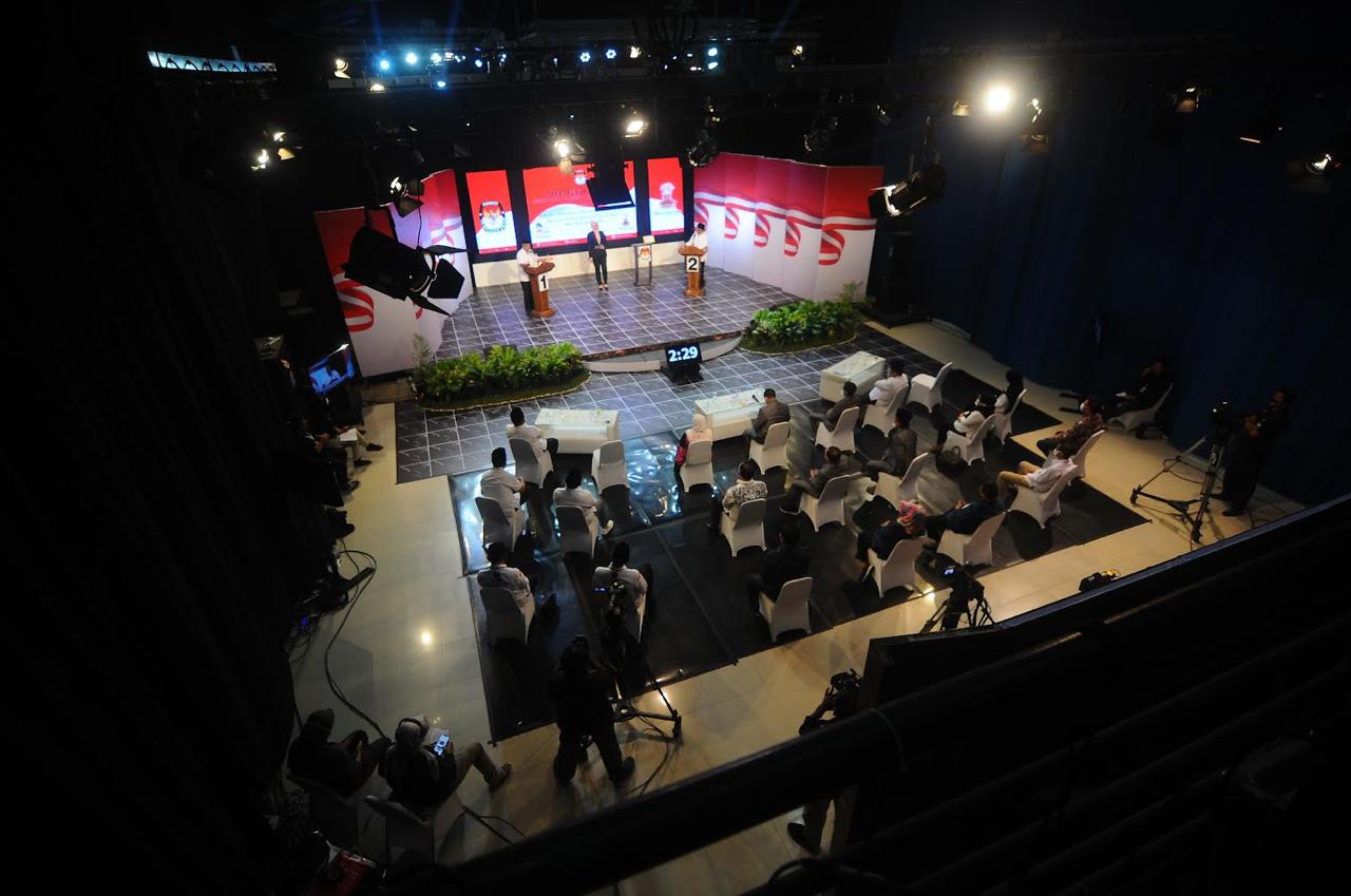 DEBAT PUBLIK: Debat publik pasangan Calon Gubernur Kalsel 2021 lalu. Pada debat Pilgub 2024 ini ada tujuh tim perumus yang akan menyajikan naskah soal. (Muhammad Oscar Fraby)