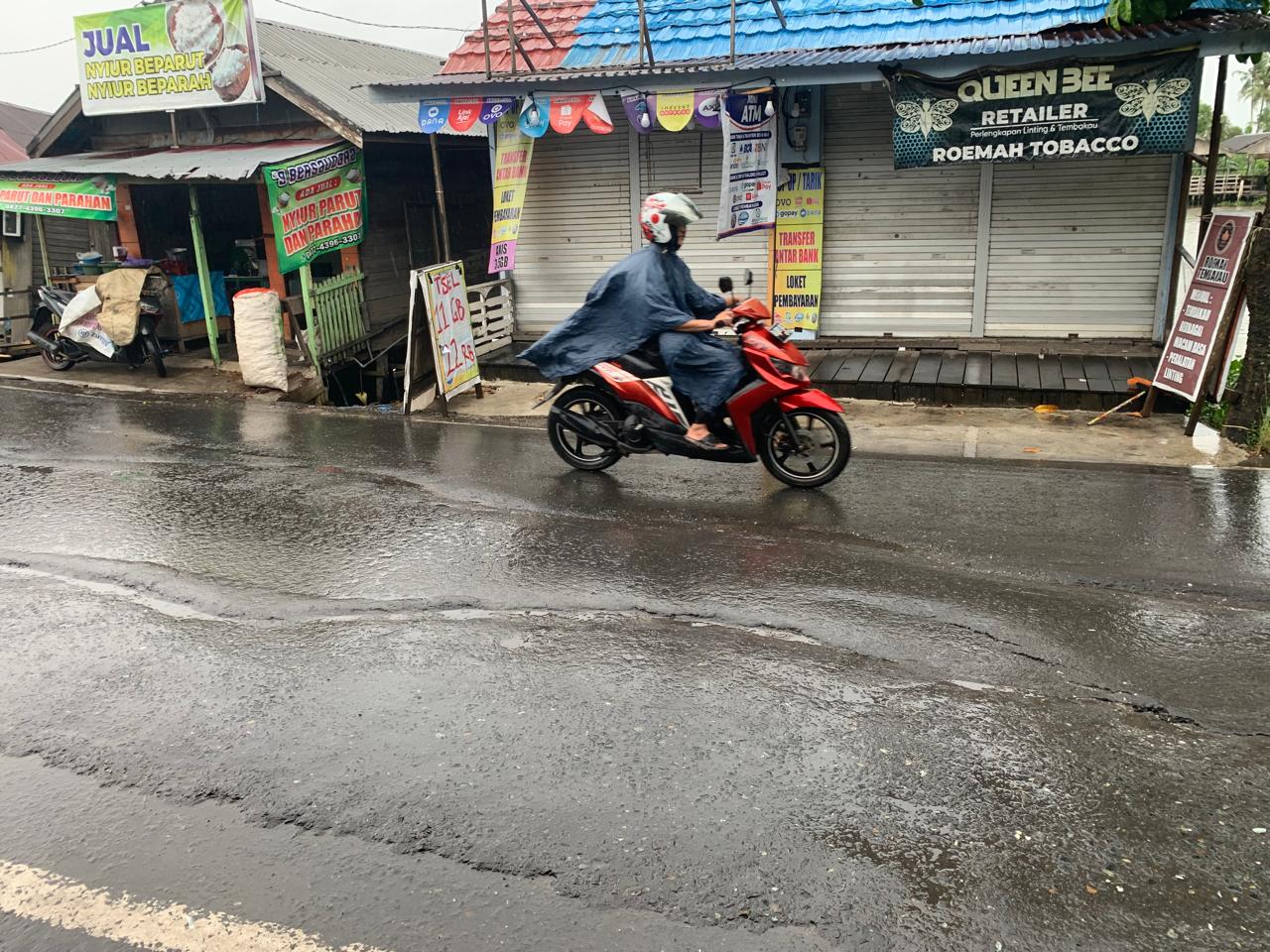 AMBLAS : Jalan Veteran KM 5,5 RT 2, Kelurahan Sungai Lulut, Banjarmasin Timur ambles, warga berharap segera diperbaiki.(Foto Endang/Radar Banjarmasin)