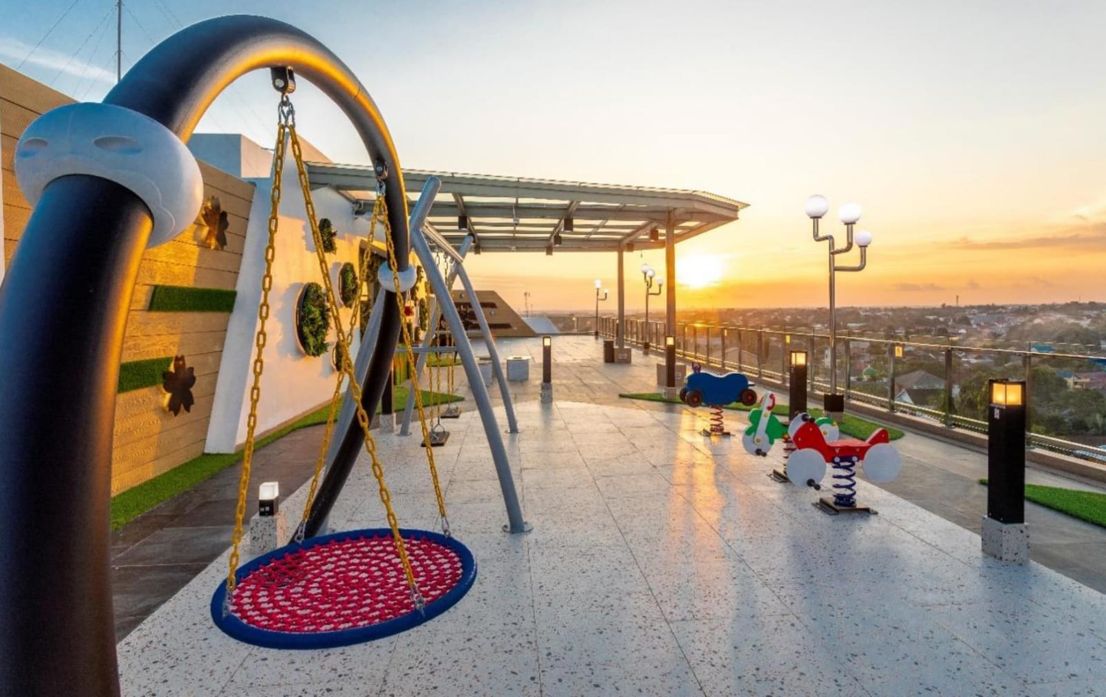 TEMPAT NGUMPUL:Viora Rooftop Aeris Hotel Banjarbaru menyuguhkan pemandangan indah Kota Banjarbaru dari ketinggian, sambil santai dan ngopi santai.