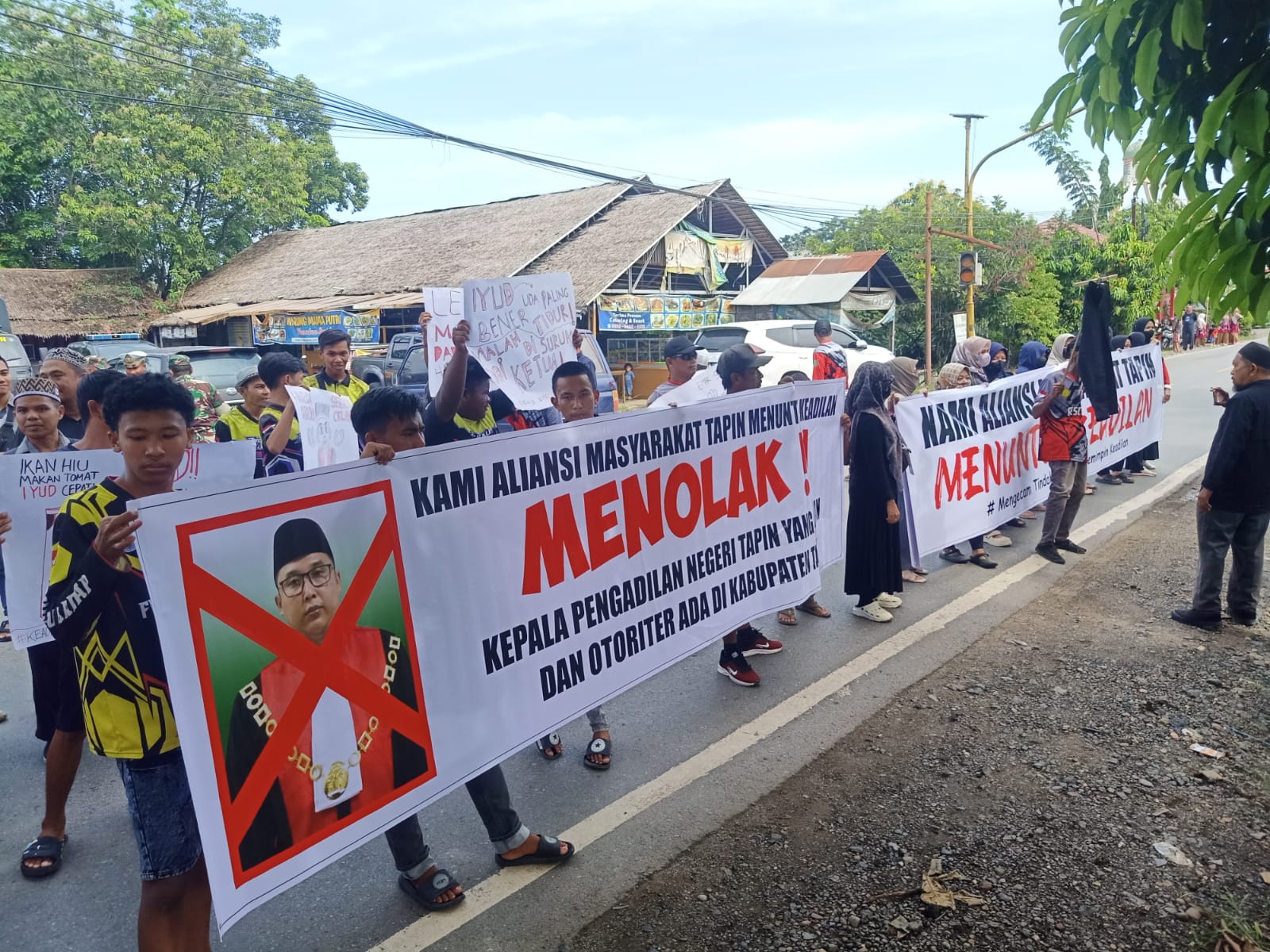 ASPIRASI:Aliansi Masyarakat Kabupaten Tapin Menuntut Keadilan gelar aksi di depan Kantor Pengadilan Negeri Rantau, Rabu (23/10/2024).(Foto:Rasidi Fadli/Radar Banjarmasin)