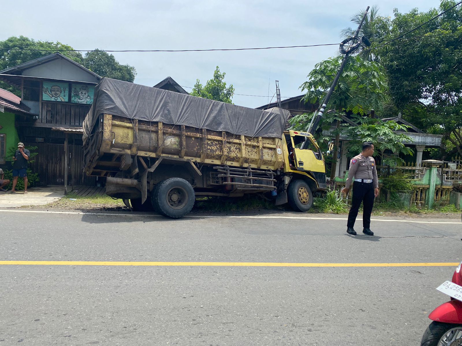KECELAKAAN:Anggota Polres HST berada di lokasi kecelakaan di Desa Pantai Hambawang Timur, Rabu (23/10/2024).(Foto:Polres HST untuk Radar Banjarmasin)