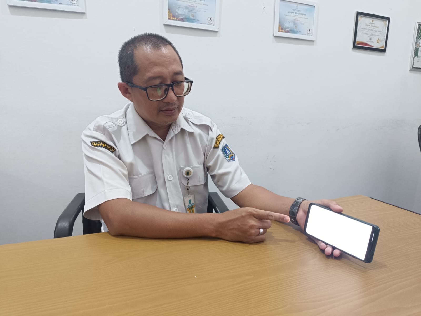 TUNJUKKAN:Pengelola Simpeg BKPSDM HSS Hidayatullah menunjukkan data pelamar yang mendaftar PPPK tahun 2024 di tahap pertama.(Foto:Salahudin/Radar Banjarmasin)