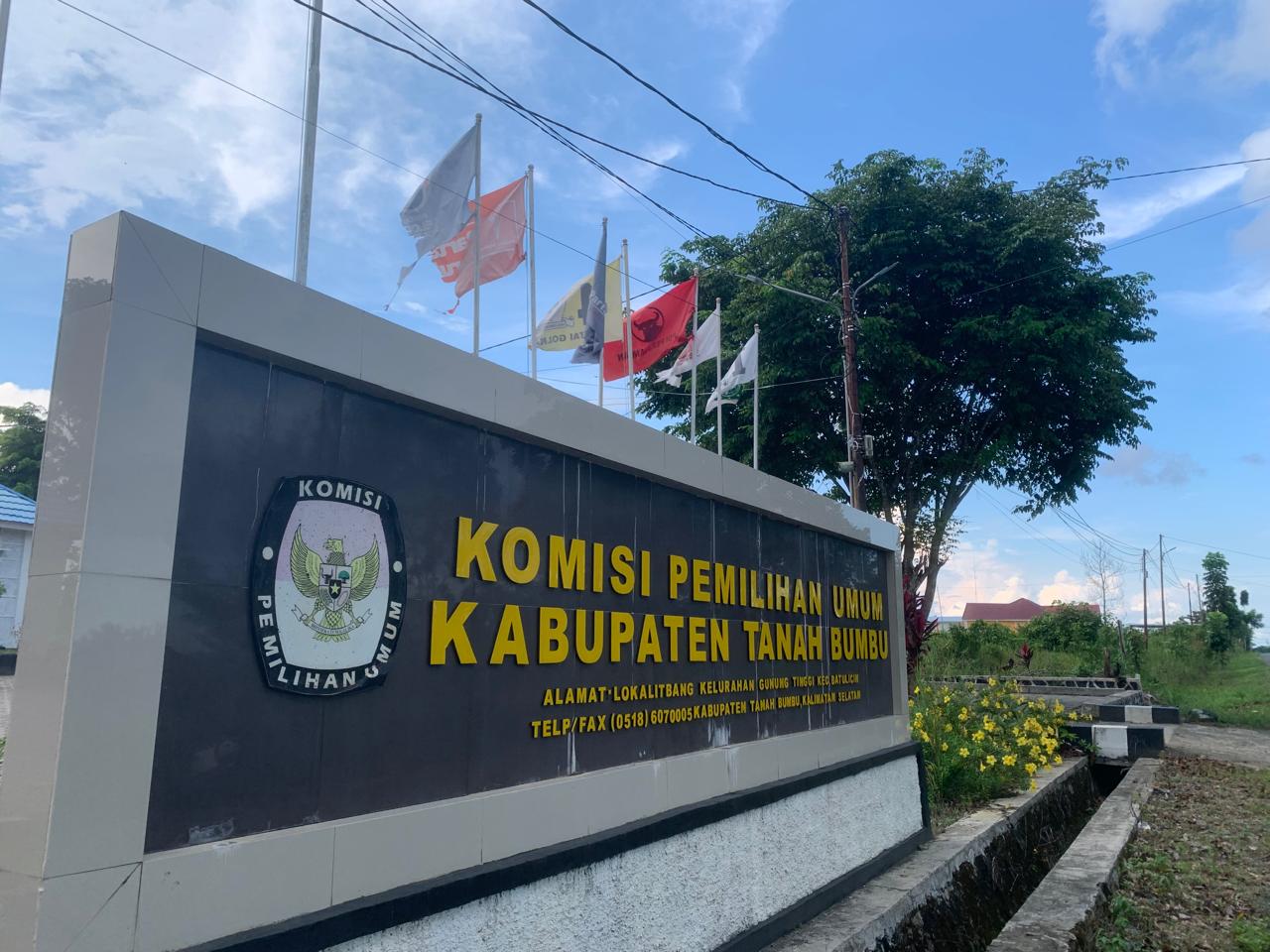 DEPAN:Tampak depan Kantor KPU Kabupaten Tanah Bumbu di Batulicin.(Foto:Zulqarnain/Radar Banjarmasin)