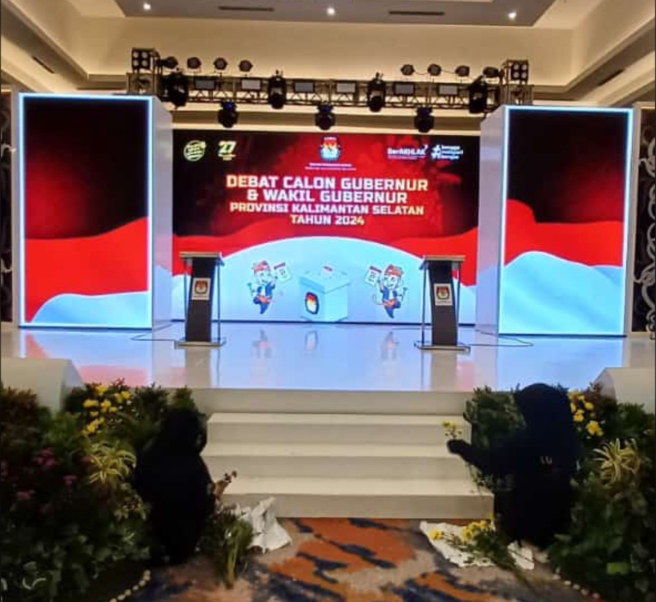 PANGGUNG DEBAT:Bawaslu Kalsel mengingatkan para pendukung yang hadir di debat Cagub-Cawagub Kalsel untuk tak saling olok dan menghina.(Foto:M Oscar Fraby/Radar Banjarmasin)