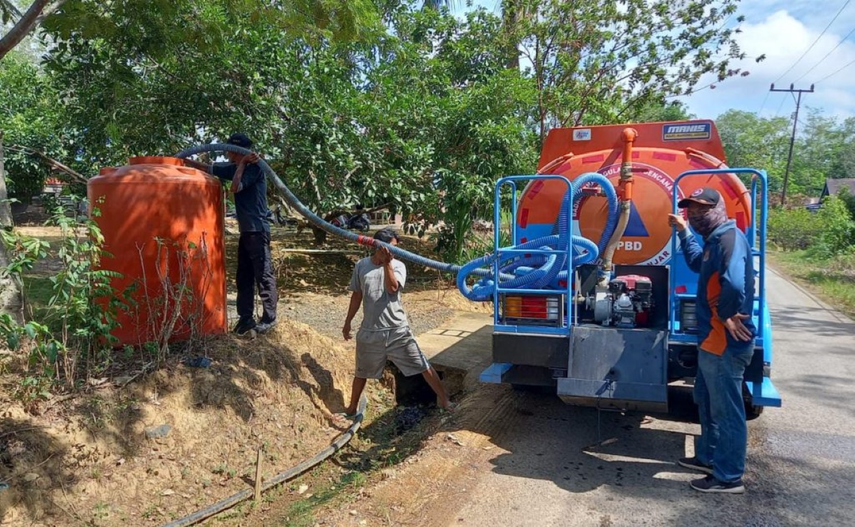 KRISIS AIR: Petugas BPBD Banjar menyalurkan bantuan air bersih ke Desa Gunung Ulin, Kecamatan Mataraman, Kabupaten Banjar.