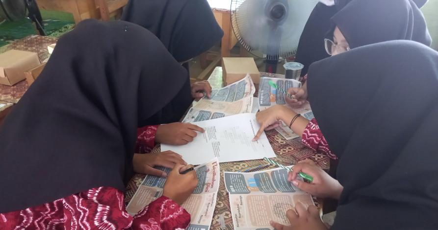 ANTUSIAS:Para siswi MA Izharil Ulum Martapura, Kabupaten Banjar menyimak pemaparan dari TIM FKIK ULM.