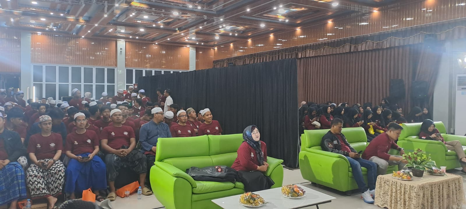 RAMAI: Kadiv Sosdiklih, Parmas dan SDM KPU HSU Emmy Najmiati hadir nonton bareng di Hotel Minosa Resort, bersama santri dan santriwati di HSU. (Foto: M.Akbar/Radar Banjarmasin)