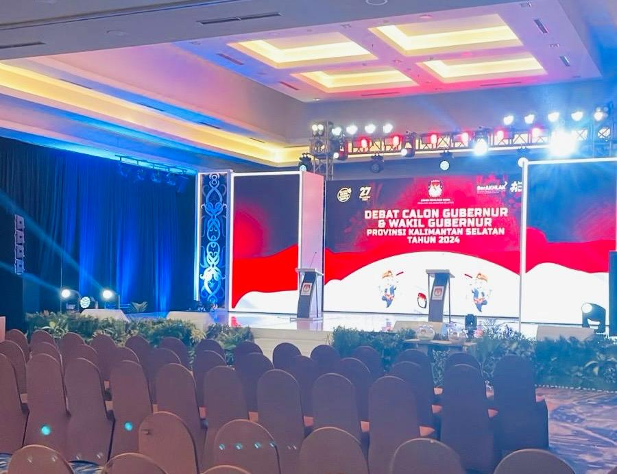 SUDAH SIAP: Tempat debat publik pasangan Calon Gubernur Kalsel yang akan digeber nanti malam sudah disiapkan KPU Kalsel. (Foto: Muhammad Oscar Fraby/Radar Banjarmasin)