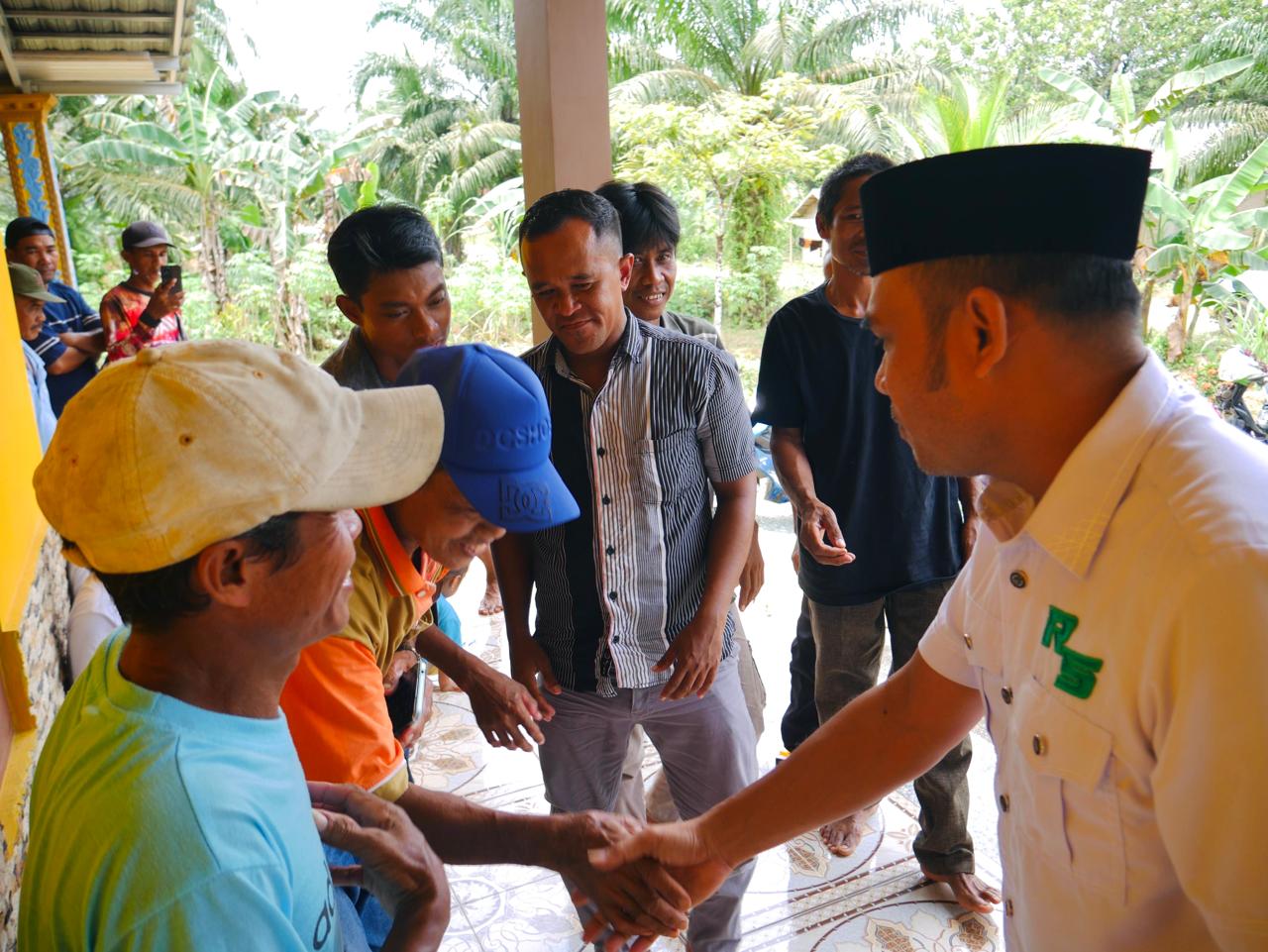 TERIMA KELUHAN: Calon Wakil Bupati Kotabaru, Syairi Mukhlis mendapati keluhan warga di sektor infrastruktur jalan saat melakukan blusukan ke Desa Pantau Baru, Kelumpang Selatan, Kotabaru, Rabu (23/10/