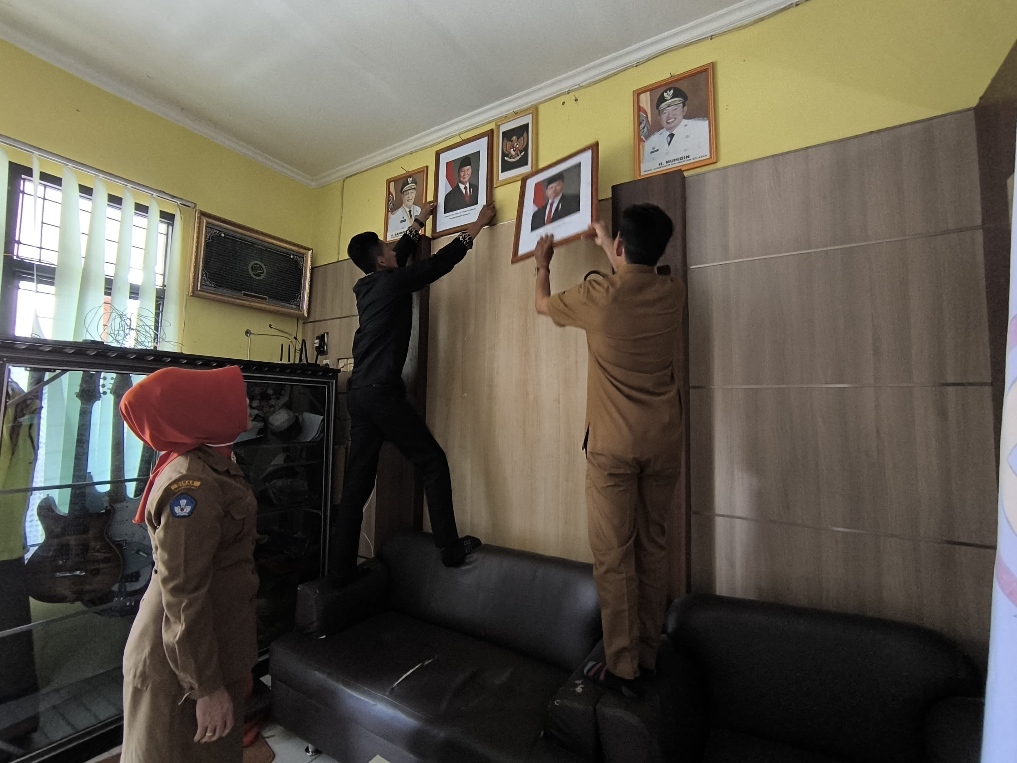 FOTO BARU:Pergantian foto Presiden di SMAN 1 Paringin, Selasa (22/10/2024).(Foto:M Dirga/Radar Banjarmasin)