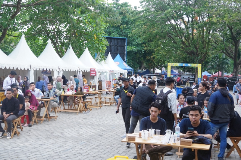 AYO BERKUNJUNG: Sejumlah anak muda menikmati aneka kuliner UMKM lokal di kawasan Siring Menara Pandang.