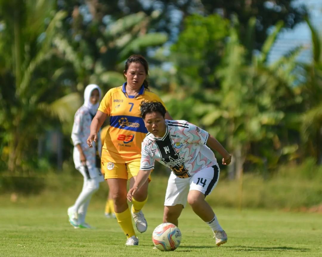 MERUMPUT: Aksi tim sepak bola wanita Kalimantan Selatan pada kejuaraan yang berlangsung.