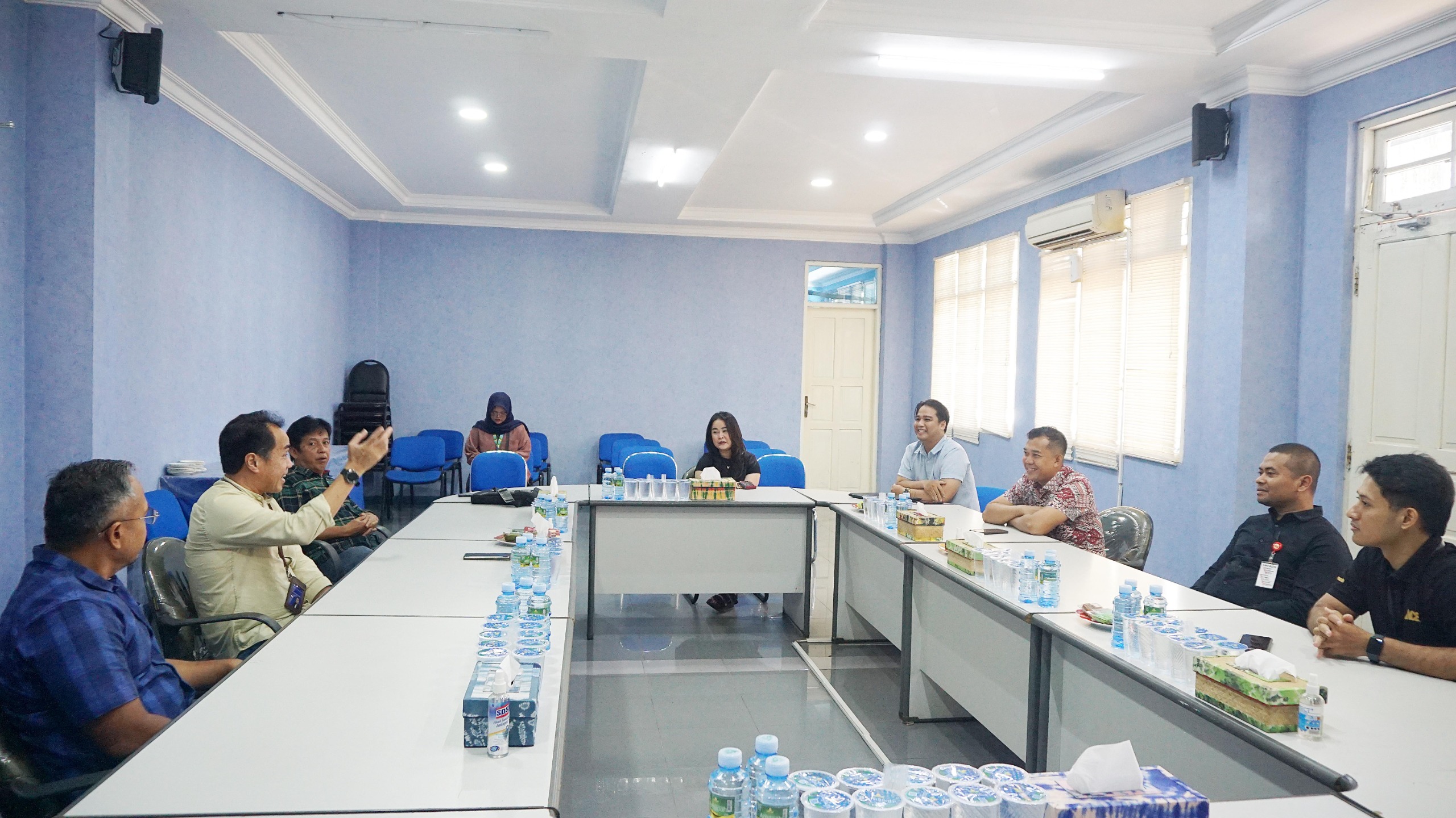 SANTAI:Radar Banjarmasin berbincang santai dan bertukar informasi dengan Manajemen Living Plaza Banjarmasin.(Foto:Muchlisin/Radar Banjarmasin)
