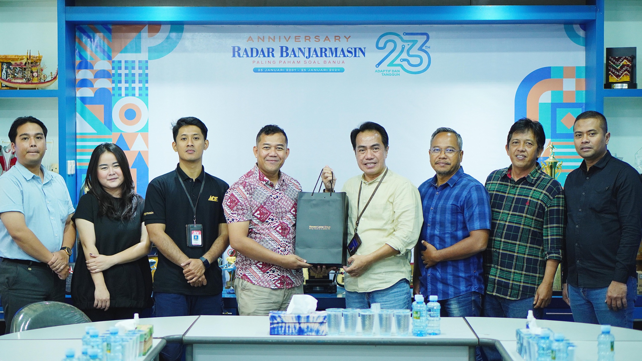 KENANG-KENANGAN:Manajemen Living Plaza Banjarmasin memberikan bingkisan kepada Direktur Radar Banjarmasin, H Suriansyah Achmad.(Foto:Muchlisin/Radar Banjarmasin)