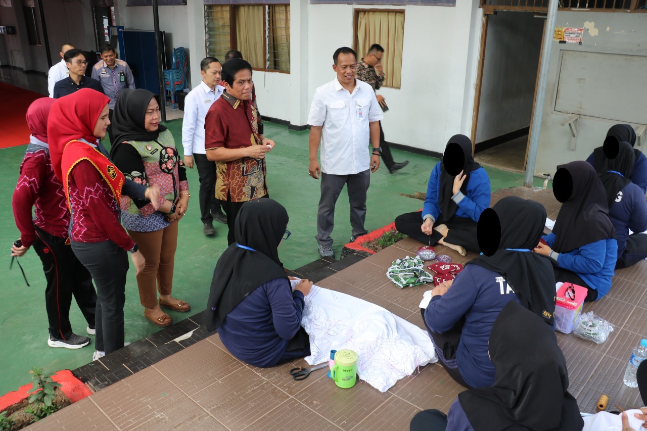 TINJAU LANGSUNG:Anggota Ombudsman RI, Jemsly Hutabarat berkunjung ke LPP Kelas IIA Martapura, Jumat (25/10/2024).(foto:Kanwil Kemenkumham Kalsel)