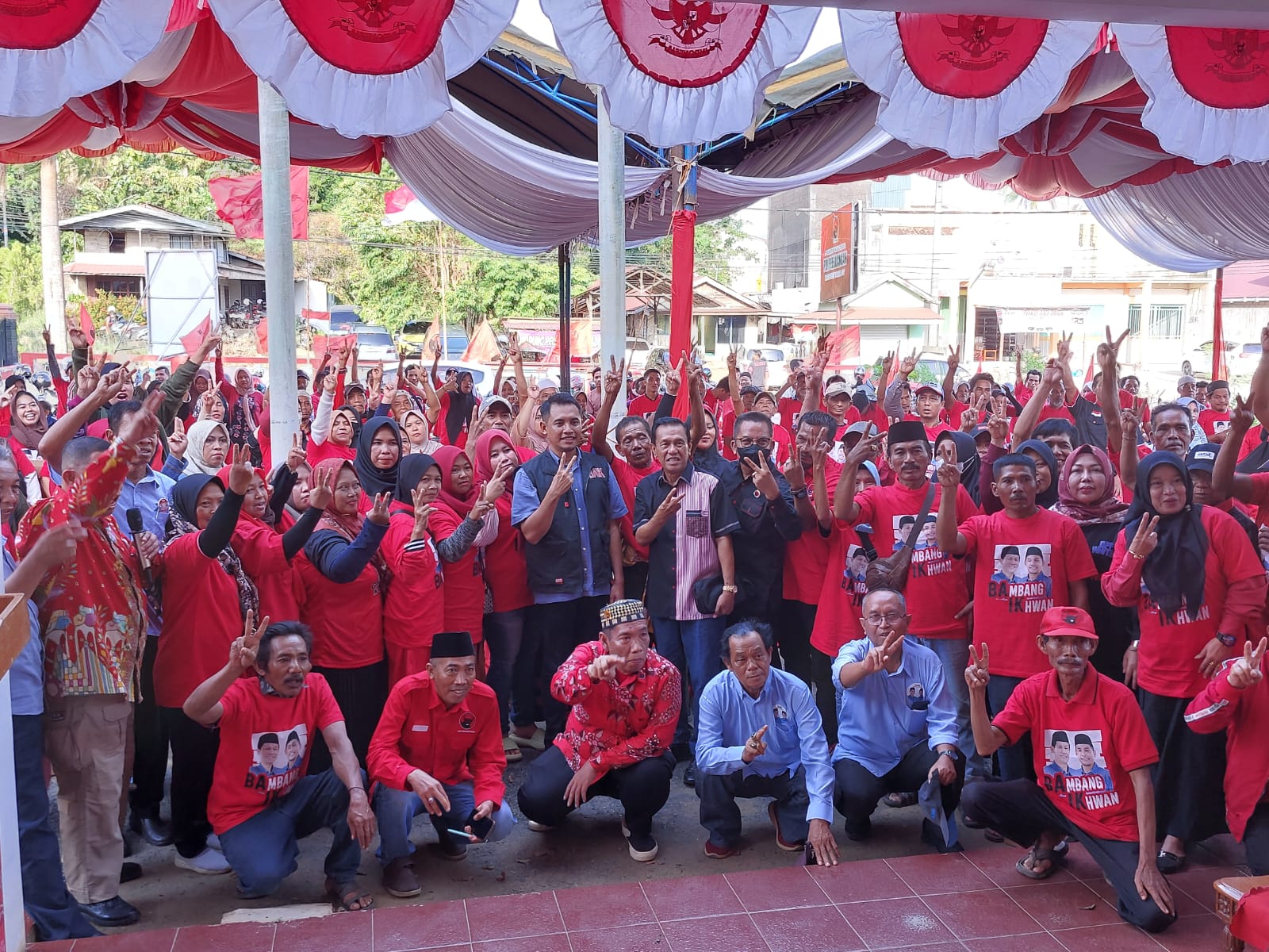 KONSOLIDASI: Calon Wakil Bupati Tala nomor urut dua, Ikhwan Khariri foto bersama dengan para Pengurus DPC, PAC, Ranting dan Anak Ranting PDIP Kecamatan Pelaihari dan Bajuin, Jumat (25/10/2024).