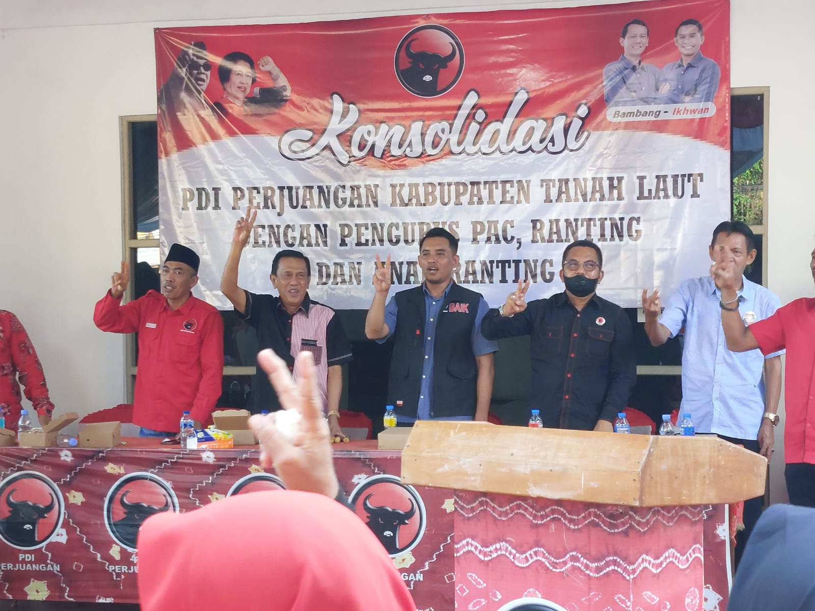 SEMANGAT:Para pendukung siap memenangkan paslon BAIK di Pilkada 2024 Kabupaten Tala.