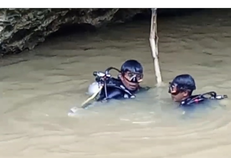 HEROIK: Saat dua nelayan Kampung Nelayan Desa Sarang Tiung mengevakuasi mayat korban dari dasar sungai yang ada buayanya di Desa Cantung Kiri Hilir.