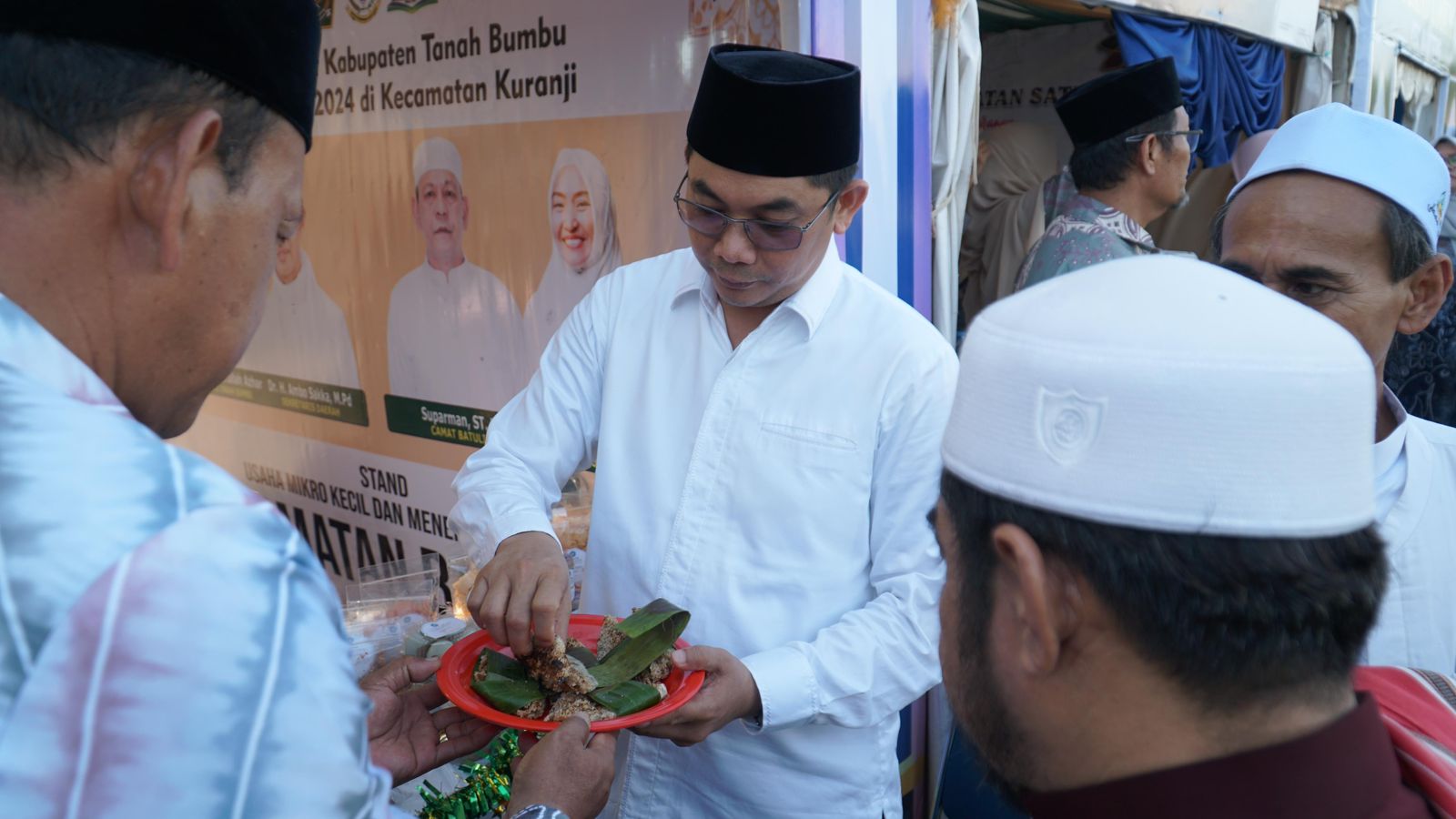 KUNJUNGI STAND:Calon Bupati Tanah Bumbu Nomor Urut 1, Andi Rudi Latif mengunjungi stand UMKM di MTQ XX Tingkat Kabupaten Tanah Bumbu.